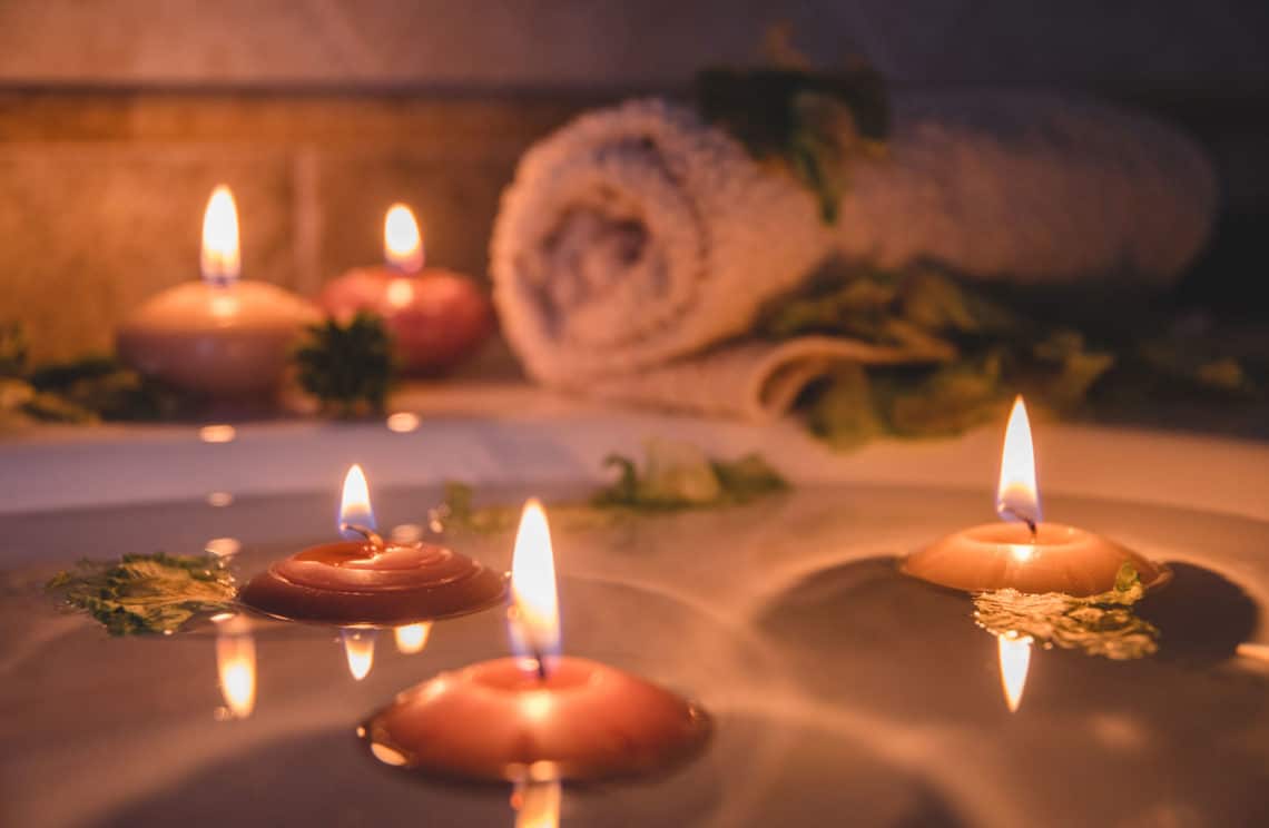 6 recettes de bains relaxants pour retrouver la sérénité après Halloween 2023