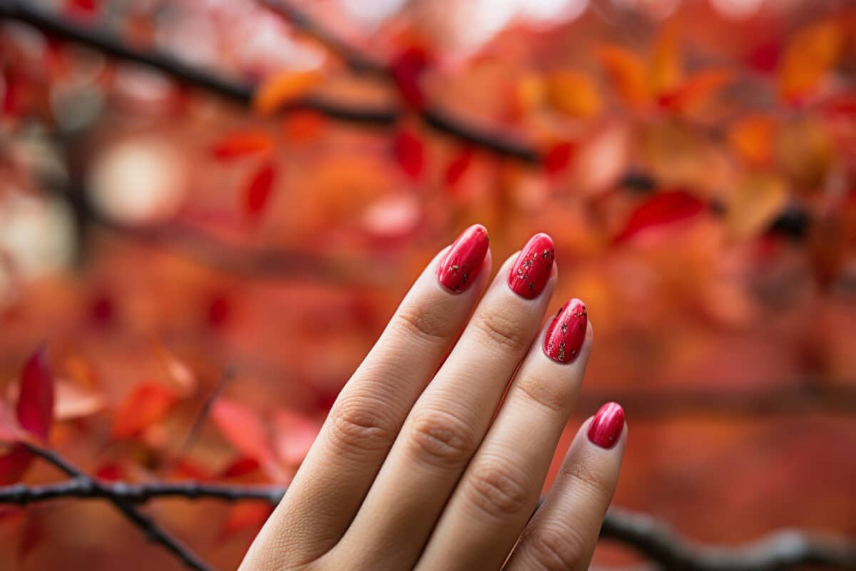 Le vernis à ongles couleur Boston University red : la teinte phare de l’automne 2023