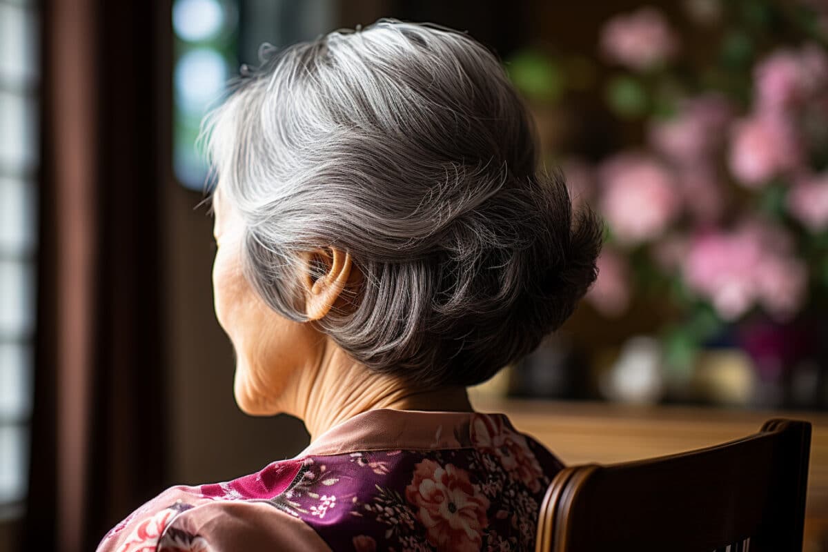 Comment choisir une coupe adaptée à ses cheveux gris ?