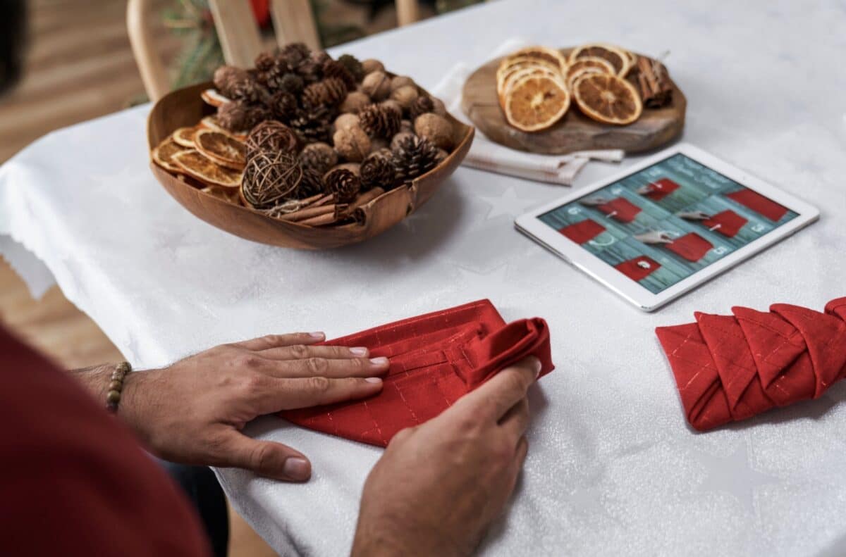 Comment plier une serviette de table pour Noël joliment ? Pliage