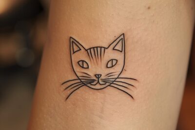 Franchissez le pas avec ces 50 tatouages de chat minimalistes : Une aventure fascinante pour les amoureux de l'encre et des félins